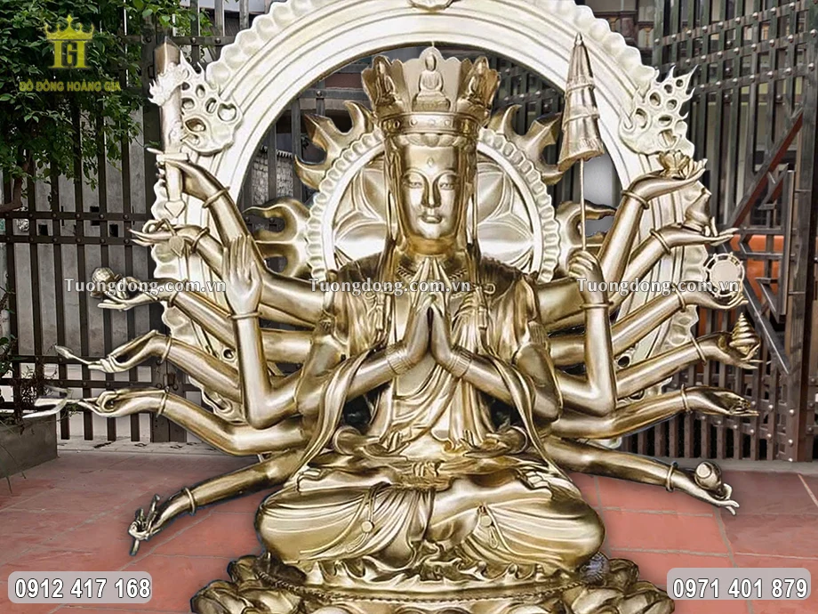 Trên tay Chuẩn Đề Bồ tát cầm nhiều pháp khí khác nhau